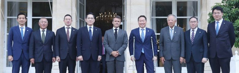 마크롱 만난 재계 총수들 21일(현지 시간) 프랑스 파리 엘리제궁에서 에마뉘엘 마크롱 프랑스 대통령(왼쪽에서 다섯 번째)과 만난 경제인들이 기념 촬영을  하고 있다. (왼쪽부터) 김동관 한화그룹 부회장, 정의선 현대자동차그룹 회장, 구광모 ㈜LG 대표, 이재용 삼성전자 회장, 마크롱  대통령, 최태원 대한상공회의소 회장(SK그룹 회장), 류진 풍산그룹 회장, 조현상 효성그룹 부회장, 조원태 한진그룹 회장.  대한상공회의소 제공