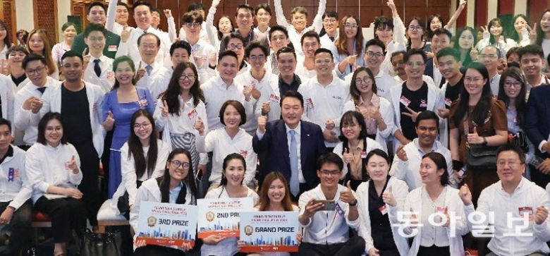 베트남서 스타트업 청년들 만난 尹 베트남을 국빈 방문한 윤석열 대통령(가운데)이 22일(현지 시간) 하노이  국가컨벤션센터에서 열린 한-베트남 파트너십 박람회에서 스타트업 챌린지 행사장을 방문해 참가자들과 기념 촬영을 하고 있다. 이날  박람회에는 현대자동차그룹, LG, 한화그룹 등의 부스가 마련됐다. 윤 대통령은 “베트남은 젊고 역동적인 인구구조를 가지고 있다.  베트남의 혁신 생태계 성장을 이끌고 있는 여러분이 바로 주인공”이라고 말했다. 하노이=최혁중 기자  sajinman@donga.com