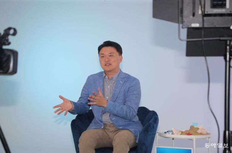 김용희 오픈루트 연구위원은 ‘돈’이란 관점에서 미디어를 연구한다. 김동주 기자