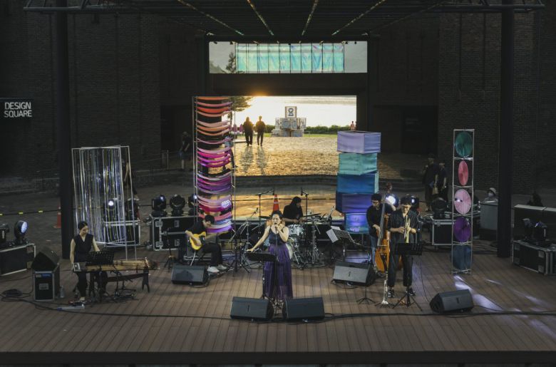 지난해 8월 강원 춘천시의 KT&G 상상마당 야외 무대에 오른 덩기두밥 프로젝트의 모습. 이들은 이 무대에서 첫곡으로 강원도 토속민요를 재즈로 재해석한 ‘베틀노래’를 선보였다. 덩기두밥 프로젝트 제공