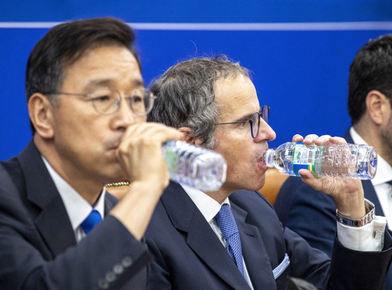 라파엘 그로시 국제원자력기구(IAEA) 사무총장(오른쪽)과 더불어민주당 위성곤 의원이 9일 서울 여의도 국회에서 면담 중 물을  마시고 있다. 위 의원은 민주당 내 ‘후쿠시마 원전 오염수 해양투기 저지 대책위원회’ 위원장이다. 뉴시스