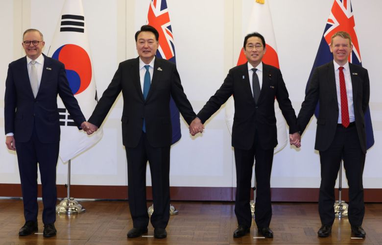 손 맞잡은 AP4 정상 북대서양조약기구(NATO) 정상회의에 참석한 윤석열 대통령이 12일(현지 시간) 리투아니아 빌뉴스의 한 호텔에서 열린  한국·일본·호주·뉴질랜드 4개국(AP4) 정상회동에서 기념촬영을 하고 있다. 왼쪽부터 앤서니 앨버니지 호주 총리, 윤 대통령,  기시다 후미오 일본 총리, 크리스 힙킨스 뉴질랜드 총리. 빌뉴스=뉴시스