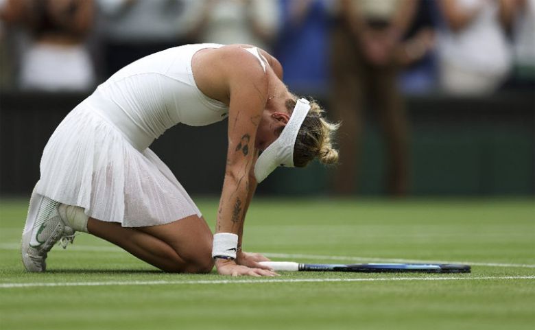 감격 마르케타 본드로우쇼바가 15일 윔블던 테니스 대회 여자 단식 우승을 확정한 뒤 코트에 엎드려 감격스러워하고 있다. 세계랭킹  42위로 랭킹 상위 32명에게 주는 시드를 받지 못한 채 이번 대회에 출전한 본드로우쇼바는 결승에서 지난해 준우승자 온스  자베르(튀니지)를 2-0으로 완파하고 정상을 밟았다. 런던=신화