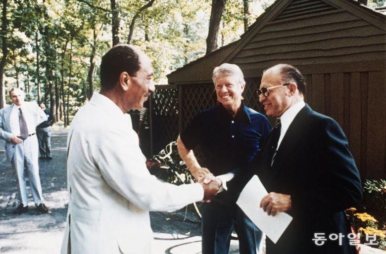 협상 타결 뒤 캠프 데이비드에서 악수를 나누는 안와르 사다트 이집트 대통령, 지미 카터 대통령, 메나헴 베긴 이스라엘 총리(왼쪽부터). 더 카터 센터 홈페이지