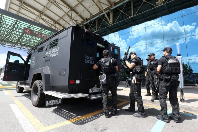 대구공항 경계 강화 7일 대구 동구 대구국제공항에서 경찰특공대가 경계 임무를 준비하고 있다. 전날 오후 11시경 대구공항에서 폭탄 테러와 흉기 난동을  벌이겠다는 글이 온라인에 올라와 경찰이 대대적인 수색에 나섰지만 특이한 정황은 발견되지 않았다. 대구=뉴스1