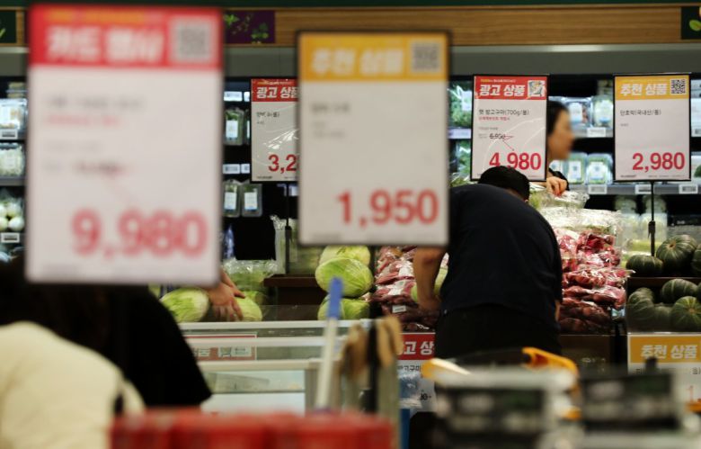 7일 오후 서울시내의 한 대형마트에서 시민들이 장을 보고 있다. 통계청에 따르면 올해 1∼7월 농산물, 석유류 등 가격 변동성이 큰  품목을 제외한 근원물가는 1년 전보다 4.5%(누계 기준) 올라 외환위기였던 1998년 1∼7월(6.8%) 이후 가장 큰 폭으로  상승했다. 뉴시스