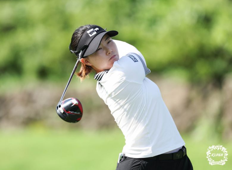 이번 시즌 전반기 두 번째 메이저대회인 한국여자오픈에서 기권 후 KLPGA투어 대회 참가를 하지 않았던 임희정이 복귀 후 두 번째 대회 만에 컷 탈락을 했다. KLPGA투어 제공