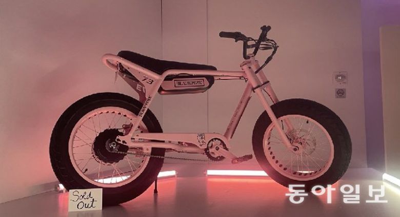 이 팝업스토어에 등장한 블랙핑크 ‘커스텀 전기자전거’는 3499달러(약 467만 원)의 고가임에도 완판됐다. 뉴욕=김현수 특파원 kimhs@donga.com