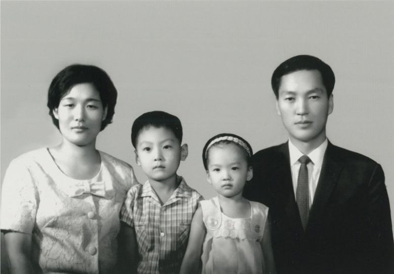 윤석열 대통령의 어린 시절 가족 사진. 왼 쪽부터 모친 최성자 전 이화여대 교수, 윤 대통령, 동생 윤신원 씨, 부친 고 윤기중 연세대 명예교수. 대통령실 제공