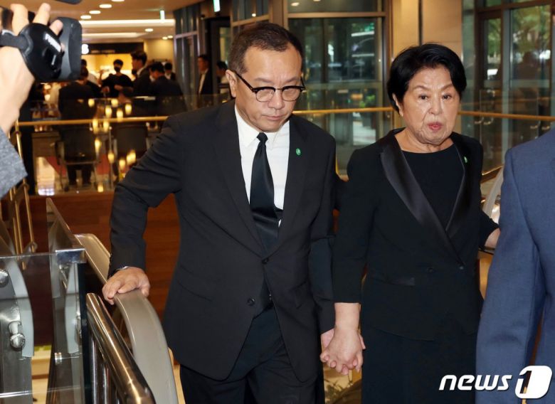 고 전두환씨의 배우자 이순자씨와 아들 전재국씨가 16일 오후 윤석열 대통령 부친 윤기중 연세대 명예교수의 빈소가 마련된 서울 서대문구 세브란스병원 장례식장을 찾아 조문하기 위해 이동하고 있다. 2023.8.16/(서울=뉴스1) 사진공동취재단