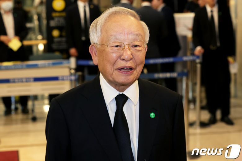 손경식 한국경영자총협회 회장이 16일 윤석열 대통령 부친 윤기중 연세대 명예교수의 빈소가 마련된 서울 서대문구 세브란스병원 장례식장을 찾아 조문을 마치고 취재진과 질의응답 하고 있다. 2023.8.16 (서울=뉴스1) 사진공동취재단