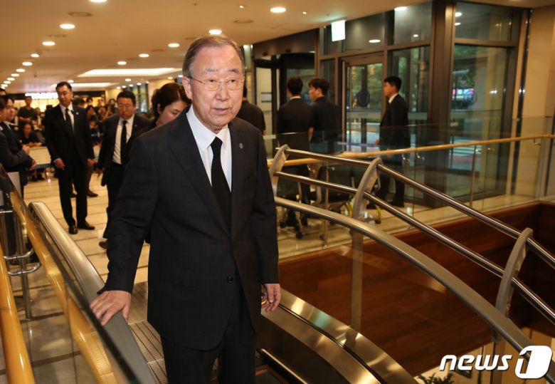 반기문 전 유엔 사무총장이 15일 오후 윤석열 대통령의 부친 고 윤기중 연세대 명예교수의 빈소가 마련된 서울 서대문구 신촌세브란스병원 장례식장으로 들어서고 있다. 2023.8.15/뉴스1