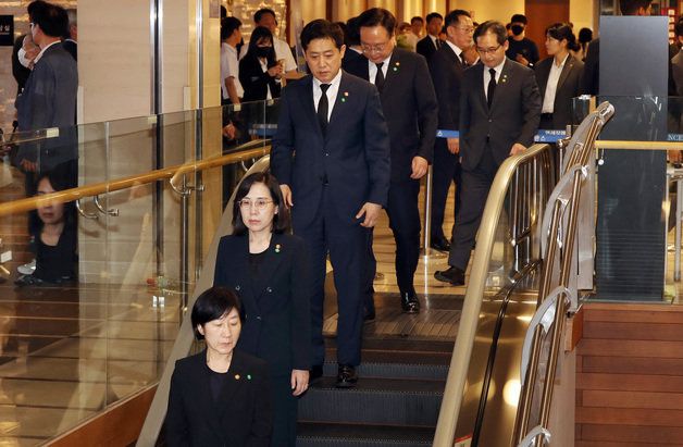 한화진 환경부 장관(앞에서부터), 김현숙 여성가족부 장관, 김주현 금융위원장, 조규홍 보건복지부 장관, 한기정 공정거래위원장 등 국무위원이 16일 윤석열 대통령 부친 윤기중 연세대 명예교수의 빈소가 마련된 서울 서대문구 세브란스병원 장례식장을 찾아 조문하기 위해 이동하고 있다. 2023.8.16/뉴스1 ⓒ News1 사진공동취재단