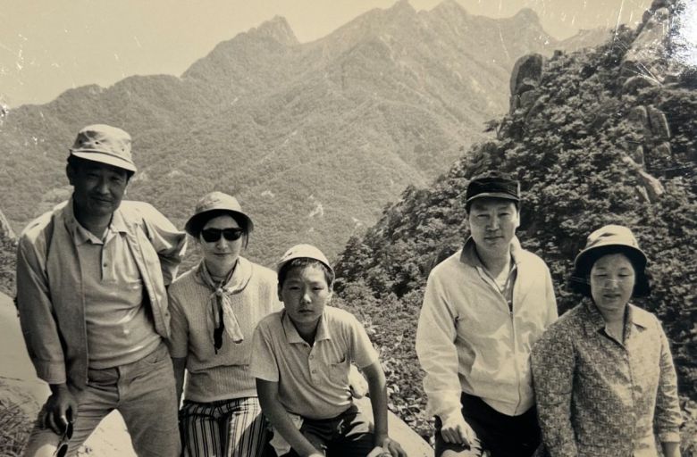 윤석열 대통령과 부친 윤기중 연세대 명예교수의 가족 사진. 대통령실 제공