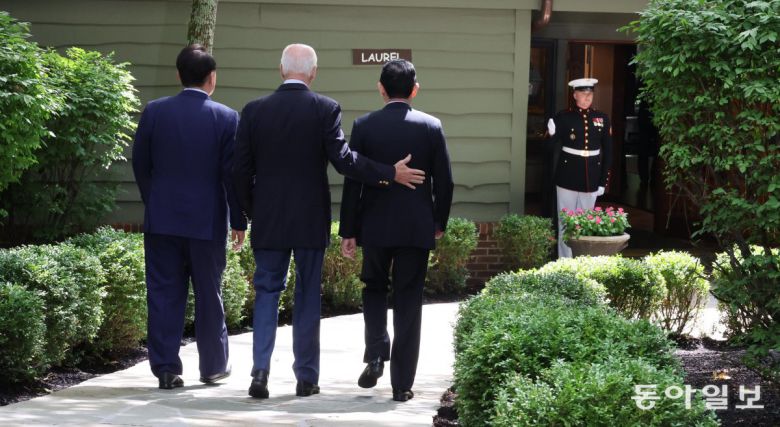 윤석열 대통령과 조 바이든 미국 대통령, 기시다 후미오 일본 총리가 18일(현지시간) 워싱턴DC 인근 미국 대통령 별장인 캠프 데이비드에서 열린 한미일 정상회의를 앞두고 로렐 로지 앞에서 인사를 나누고 있다. 메릴랜드=최혁중기자 sajinman@donga.com