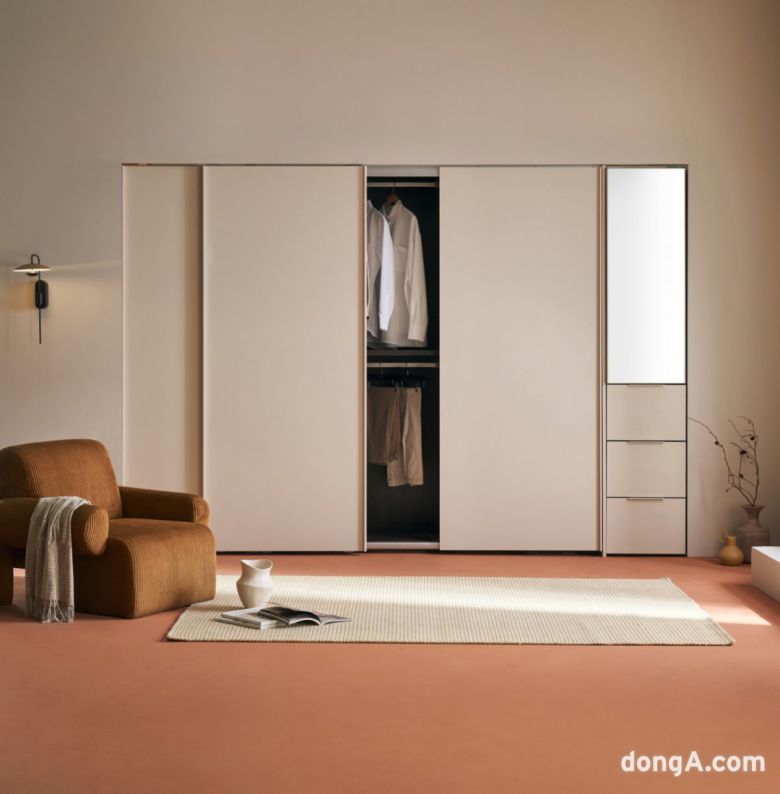 데일리 거울 3단 수납장이 설치된 유로 506 노엘 슬라이딩 붙박이장. 한샘 제공