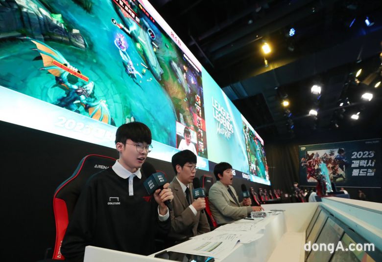 27일 진행된  2023 갤럭시 폴드컵 에서 프로게이머 페이커가 결승전 해설을 하는 모습. 삼성전자 제공
