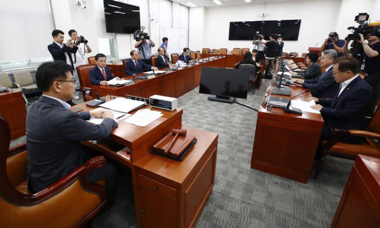 3 대 3으로 부결 국회 윤리특별위원회가 30일 거액의 가상자산 투기 의혹으로 더불어민주당을 탈당한 무소속 김남국  의원에 대한 제명안을 심사하고 있다. 이양수 특위 1소위원장(왼쪽) 주재로 열린 이날 회의에서 제명안은 무기명 표결에 부쳐진 결과  3 대 3 동수로 부결됐다. 현재 윤리특위 소위(6명)는 윤리특위 전체(12명)와 같이 여야 동수로 구성돼 있다. 뉴스1