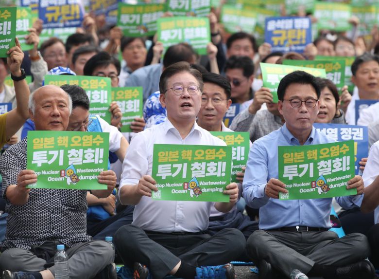 2일 한국프레스센터 앞에서 열린 일본 방사성 오염수 해양투기 중단!  방류 용인 윤석열 정권 규탄 2차 범국민대회에 참석한 이재명 대표    사진= 뉴시스