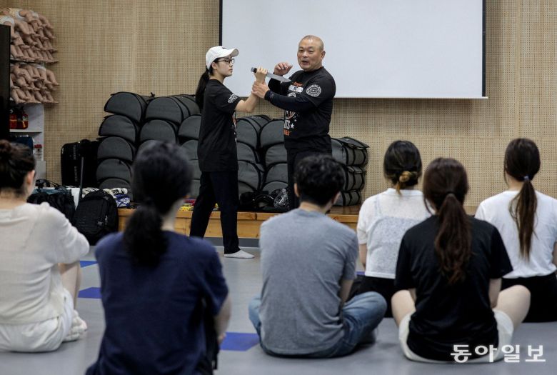 27일 오전 서울 성동구 성동생명안전배움터에서 호신술 교육이 열리고 있다. 사진=송은석 기자