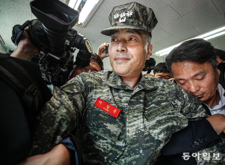 박정훈 전 해병대 수사단장(대령)이 1일 오전 구인영장이 집행돼 구속 전 피의자심문(영장실질심사)이 열리는 서울 용산구 군사법원으로 구인되고 있다.  사진=송은석 기자