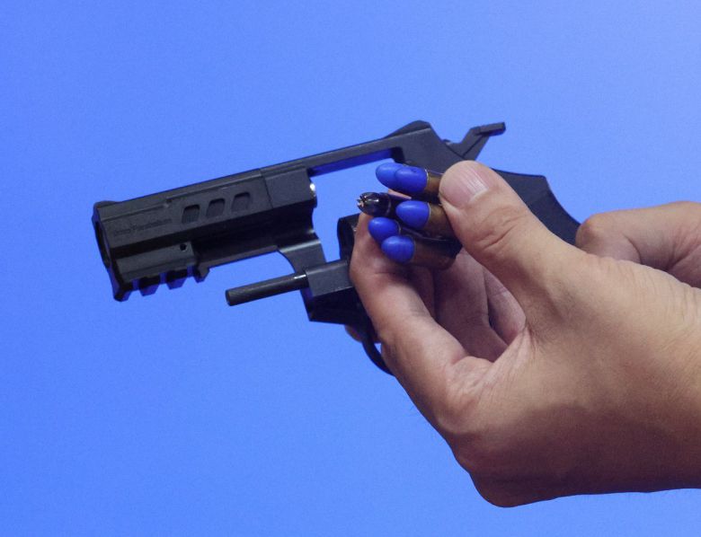 29일 서울 서대문구 경찰청에서 경찰이 저위험 권총을 선보이고 있다.  사진= 뉴스1