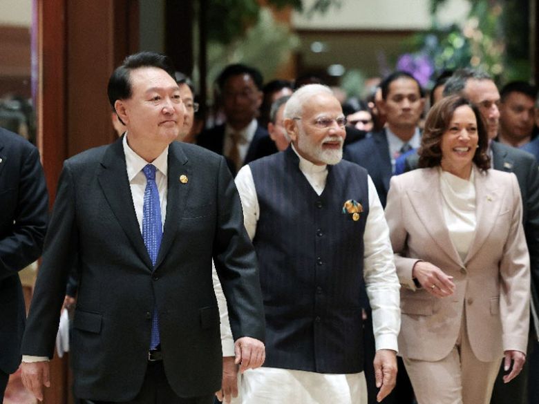 윤석열 대통령(왼쪽)이 7일(현지 시간) 인도네시아 자카르타 컨벤션센터(JCC)에서 열린 동아시아정상회의(EAS) 회의장에  나렌드라 모디 인도 대통령(윤 대통령 오른쪽), 카멀라 해리스 미국 부통령(앞줄 오른쪽)과 함께 입장하고 있다. 자카르타=뉴시스