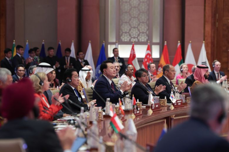 윤석열 대통령이 9일(현지시간) 뉴델리 바라트 만다팜 국제컨벤션센터에서 열린 G20 정상회의 ‘하나의 지구’ 세션에 참석해 있다. 사진=뉴시스