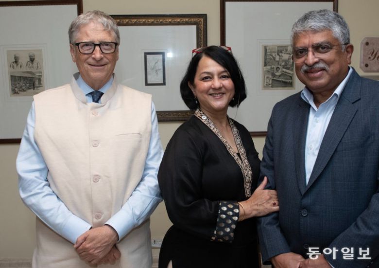 지난 3월 빌 게이츠와 만나 기념사진을 찍은 난단 닐레카니 인포시스 공동 창업자(오른쪽). 인포시스 공동 창업자인 닐레카니는 2009년 인포시스를 떠나 정부기관으로 자리를 옮겼다. 2017년부터 다시 인포시스의 비상임 회장을 맡고 있다. 인도 부자 순위 75위(2022년)를 기록하기도 했다. 닐레카니 트위터 계정