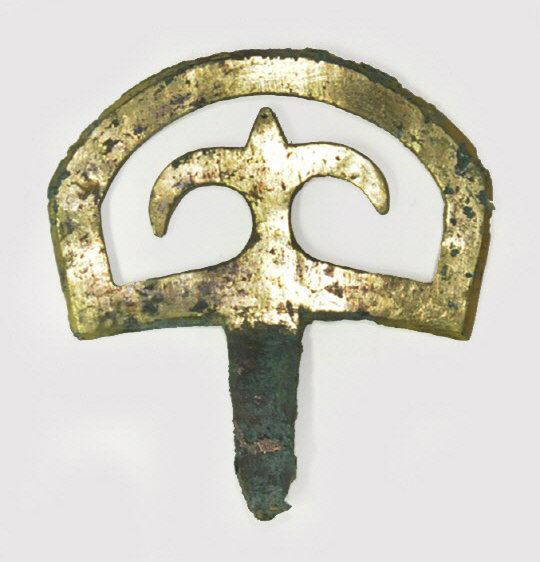 지산동고분군에서 나온 ‘삼엽문 환두대도’ 자루 머리.