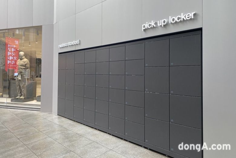 무신사 스탠다드 동성로점은 온라인에서 주문한 상품을 오프라인에서 찾을 수 있는 O2O(Online to Offline) 연동 서비스 ‘무탠픽업 락커’를 운영한다. 사진=윤우열 동아닷컴 기자 cloudancer@donga.com