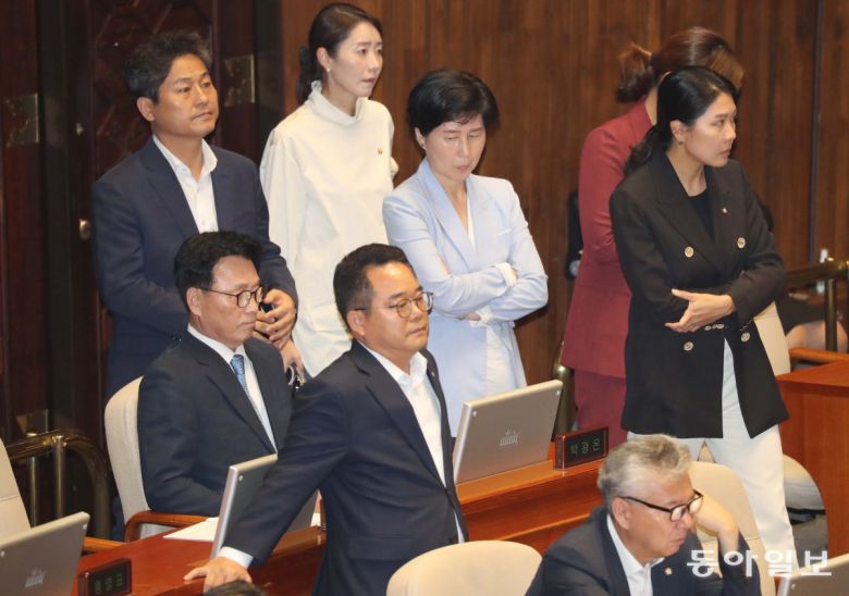 21일 국회 본회의에서 이재명 대표 체포동의안이 가결된 직후 심각한 표정으로 의장석을 바라보고 있는 민주당 의원들 모습. 이날 민주당 의원들은 이 대표를 체포해야할 필요성에 대해 30분 가량 연설한 한동훈 법무부 장관을 향해 고성을 지르기도 했다. 이훈구 기자 ufo@donga.com