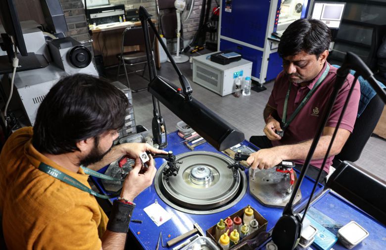 다이아몬드 연마사가 랩그론 다이아몬드의 면을 다듬고 있다.