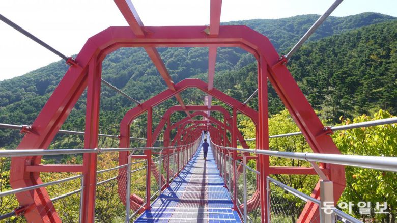 육각형의 구조물이 특징적인 무릉교. 동의보감촌의 경치를 즐길 수 있는 조망 명소다.