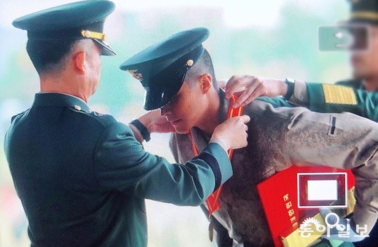 권광진이 해병대 기수 동기 중 1등에 해당하는 ‘무적해병상’을 받는 모습.  권광진 제공