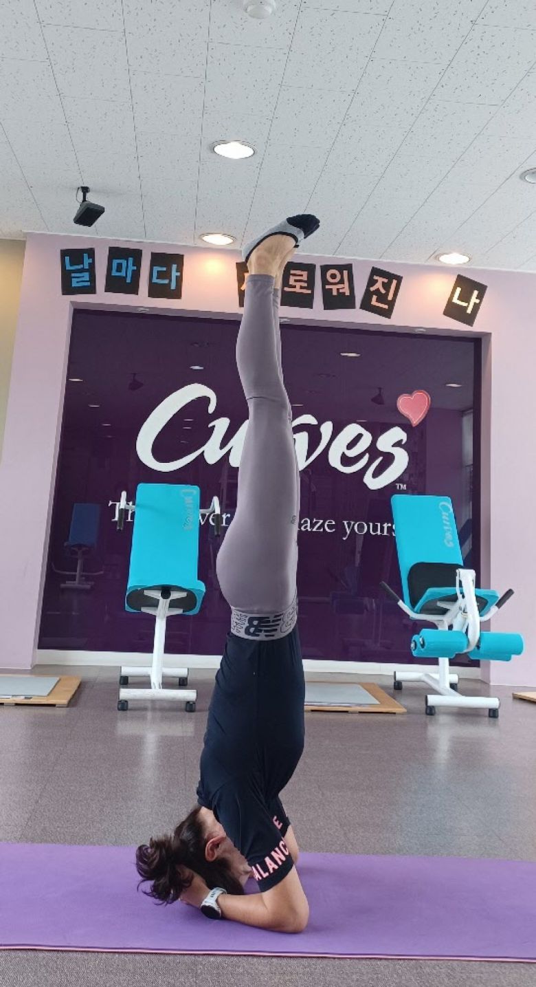 김점옥 대표가 커브스 운동을 하던 중 머리 대고 물구나무서기를 하고 있다. 김점옥 대표 제공.
