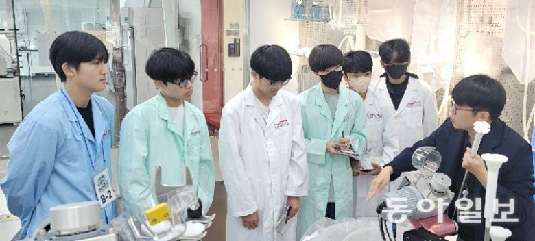 23일 인천 송도국제도시 BT센터에 있는 글로벌 바이오기업 써모피셔사이언티픽의 바이오 프로세스디자인센터(BDC)를 방문한 학생들이  메신저리보핵산(mRNA) 등 다양한 백신 생산 공정을 둘러보고 있다. 인천=차준호 기자 run-juno@donga.com