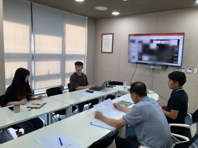 연구 중인 킹메이커 임직원들 / 출처=킹메이커