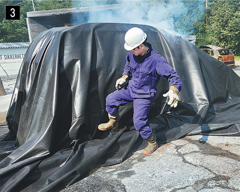 차에 불나자…  ‘특수 담요’ 사용 수 분 만에 진화 ❶ 실험용 승용차 시트에 불을 붙이자 몇 분 지나지 않아 화염이 차량 전체로 퍼지고 있다. ❷ 본보 한재희 기자가 특수 담요를  차량에 씌우고 있는 모습. ❸ 특수 담요가 약간 떠 있는 부분을 발로 밟아 산소가 추가로 유입되지 않게 하자 2, 3분 뒤에는  손으로 만져도 화상을 입지 않을 정도로 온도가 낮아졌다. 오슬로=한재희 기자 hee@donga.com·브리지힐 제공