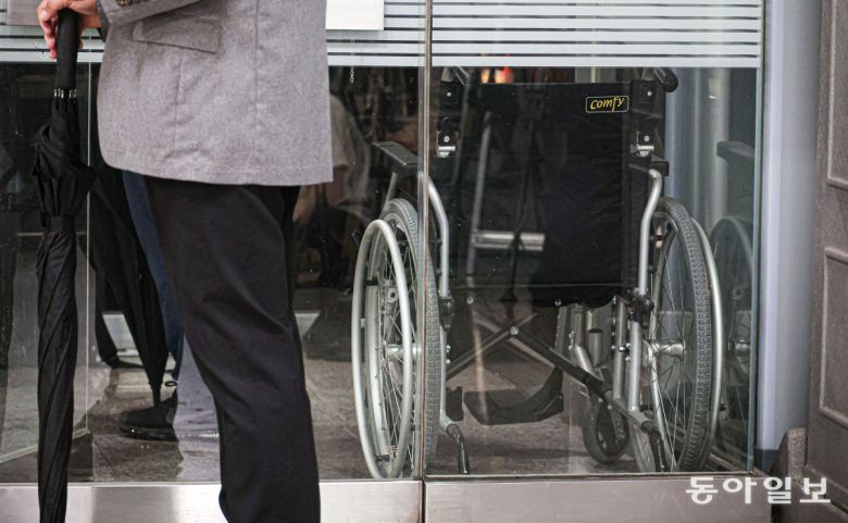 26일 서울중앙지방법원 서관 입구 한쪽에 이재명 대표가 쓰러질 것을 대비해 휠체어가 준비돼 있다. 박형기 기자 oneshot@donga.com