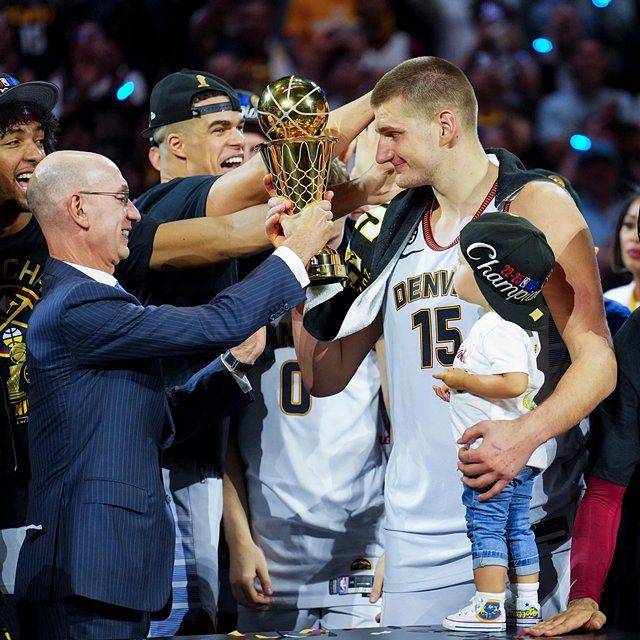 2022~2023 NBA 챔피언결정전 최우수선수(MVP)로 뽑힌 니콜라 요키치(오른쪽). 덴버=AP 뉴시스