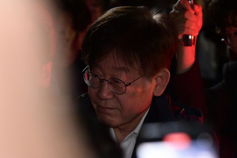 이재명 더불어민주당 대표가 27일 새벽 구속영장이 기각된 후 경기도 의왕시 서울구치소를 나서며 지지자들과 인사를 나누고 있다.의왕=사진공동취재단 전영한 기자 scoopjyh@donga.com