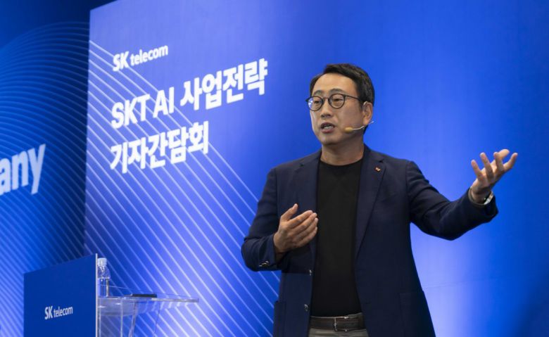 26일 서울 중구 SKT타워 수펙스홀에서 열린 ‘SKT AI 사업전략 기자간담회’에서 유영상 SK텔레콤 대표가 AI 경쟁력 강화 방안을 발표하고 있다. SK텔레콤 제공
