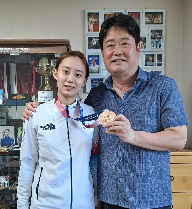 윤지수가 2021년 도쿄 올림픽 사브르 단체전에서 딴 동메달을 목에 걸고 아버지 윤학길 한국야구위원회(KBO) 재능기부위원과 함께 찍은 사진. 윤학길 KBO 재능기부위원 제공