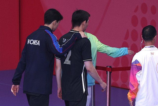 파키스탄에 패해 항저우 아시안게임 12강에서 탈락한 뒤 경기장을 빠져나가고 있는 황택의. 항저우=뉴스1