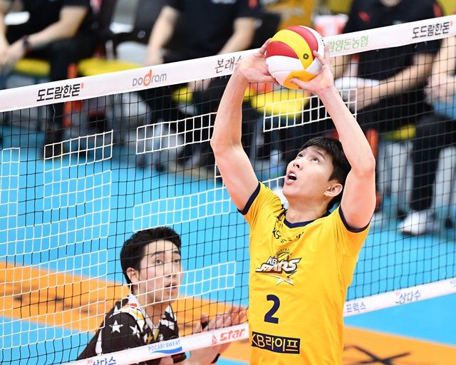OK금융그룹 차지환(왼쪽)을 네트 반대편에 두고 세트 중인 황택의 .한국배구연맹(KOVO) 제공