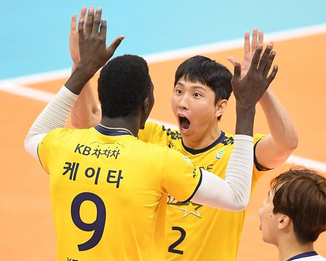 케이타와 황택의. 한국배구연맹(KOVO) 제공