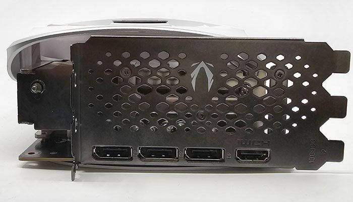 DP(1.4a) 3개, HDMI(2.1) 1개를 탑재했다 / 출처=IT동아