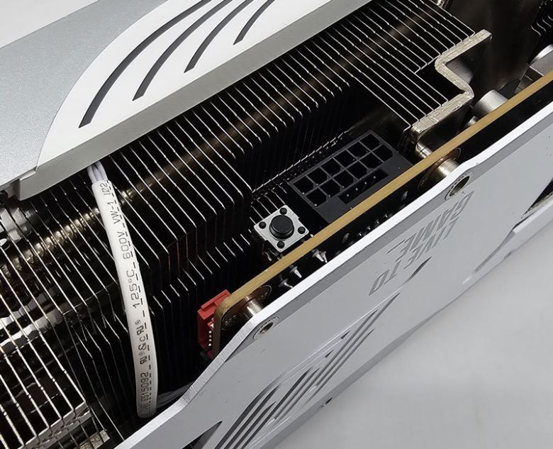 2가지 동작 모드를 전환하는 듀얼 바이오스 전환 버튼을 달았다 / 출처=IT동아