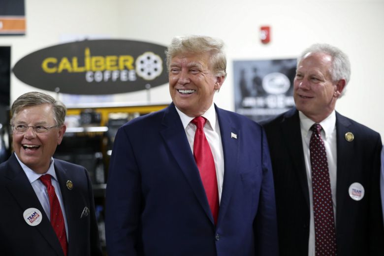 조 바이든 미국 대통령이 26일 전미자동차노조(UAW)가 파업 중인 미시간주 웨인 제너럴모터스 공장에서 UAW 위원장에게 건네받은  모자를 쓰고 확성기를 든 채 노조원들을 향해 파업 지지 연설을 하고 있다. 미 현직 대통령이 노조 파업 현장을 방문한 것은  이번이 처음이다(위쪽 사진). 27일 역시 미시간주에서 자동차 부품 공장 노조원들을 만날 예정인 도널드 트럼프 전 대통령이 25일  사우스캐롤라이나주 서머빌에 있는 총기 제조 회사를 찾아 웃음 짓고 있다. 웨인·서머빌=AP 뉴시스